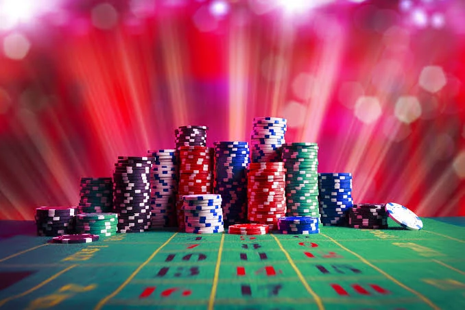 Torres de fichas de cassino sobre uma mesa verde, imagem da TopX