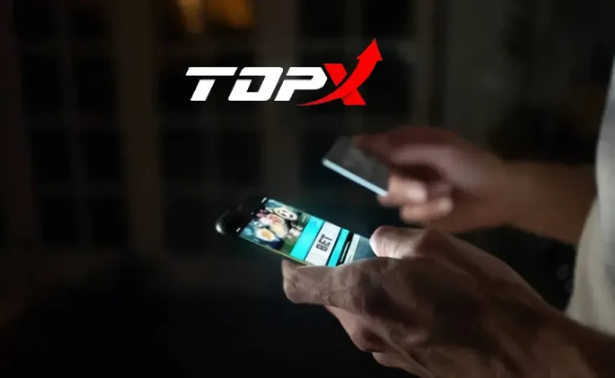 Mãos segurando um celular, imagem da TopX